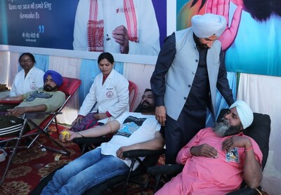 Satnam Singh Sandhu, patron en chef du NID et chancelier de l’Université de Chandigarh, interagissant avec les bénévoles lors du camp de don de sang à Varanasi