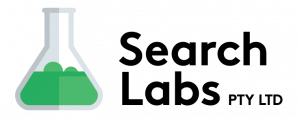 Logo SEO, Glass Lab Beaker indicatif du laboratoire de recherche et Search Labs sous forme de texte.